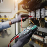 Cena elektrorevize podle typu objektu: proč stojí kontrola bytu, domu a firmy rozdílně